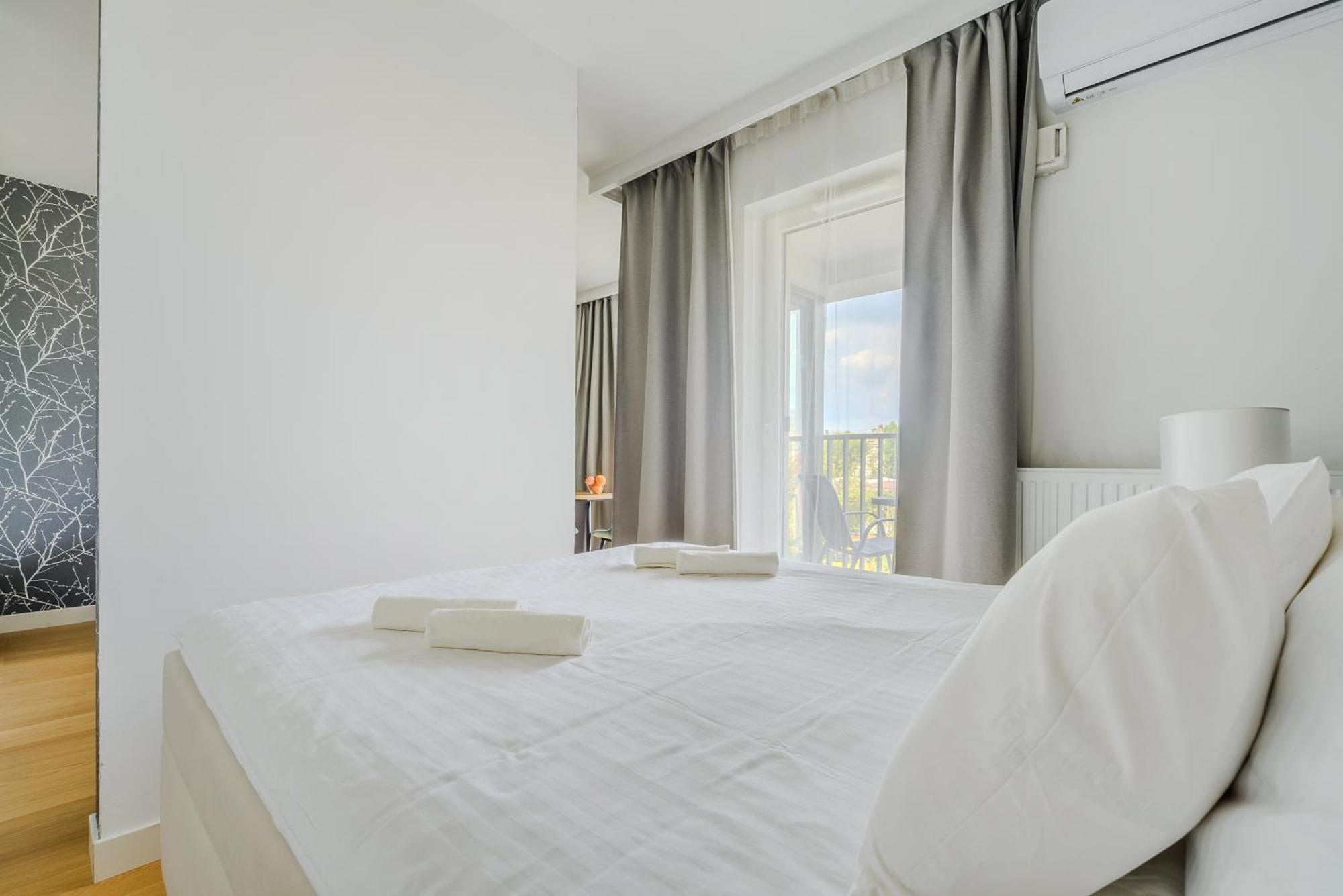 Cozy Family Apartments With Balcony Near Zlote Tarasy Varsóvia Quarto foto